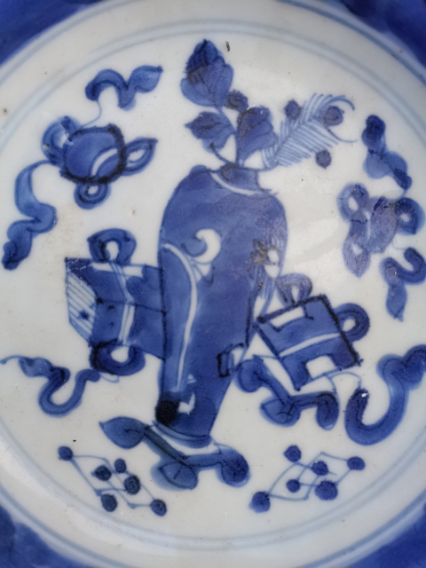古玩陶瓷清代康熙博古圖青花盤拍賣，當(dāng)前價(jià)格1800元