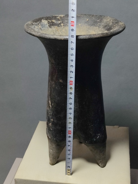 古玩陶瓷黑陶三足鬲拍賣,當前價格18500元