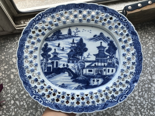 古玩陶瓷鏤空青花樓臺(tái)亭閣山水紋盤拍賣,當(dāng)前價(jià)格2500元