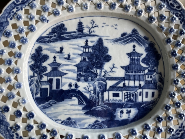 古玩陶瓷鏤空青花樓臺(tái)亭閣山水紋盤拍賣,當(dāng)前價(jià)格2500元