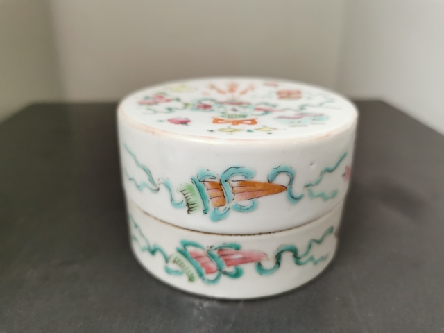 古玩陶瓷粉彩博古粉盒拍賣,當(dāng)前價(jià)格1500元