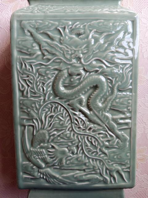 豆青釉陰刻花紋瓶 中国美術 中国古玩 域鉴古玩】上世纪中期豆青釉印花龙凤狮纹四方瓶拍卖价格/图片/值