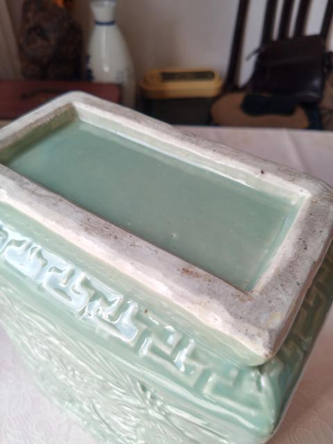 古玩陶瓷上世紀(jì)中期豆青釉印花龍鳳獅紋四方瓶拍賣，當(dāng)前價(jià)格5800元