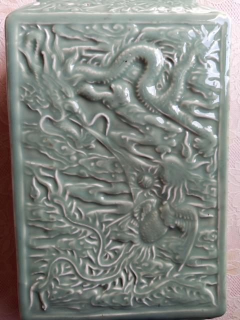 古玩陶瓷上世紀(jì)中期豆青釉印花龍鳳獅紋四方瓶拍賣，當(dāng)前價(jià)格5800元