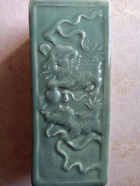 古玩陶瓷上世紀(jì)中期豆青釉印花龍鳳獅紋四方瓶拍賣，當(dāng)前價(jià)格5800元