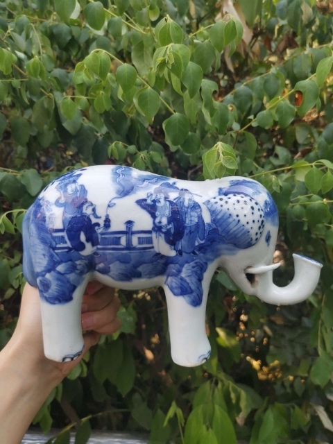 古玩陶瓷【SJ-103-04】清中期  青花八仙人物圖太平有象瓷塑一對拍賣，當前價格40000元