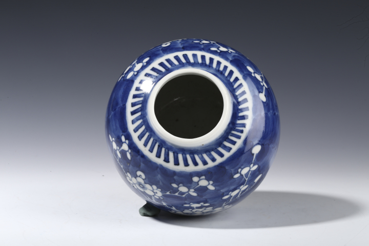 古玩陶瓷清光緒·青花留白冰梅紋罐拍賣，當前價格1800元