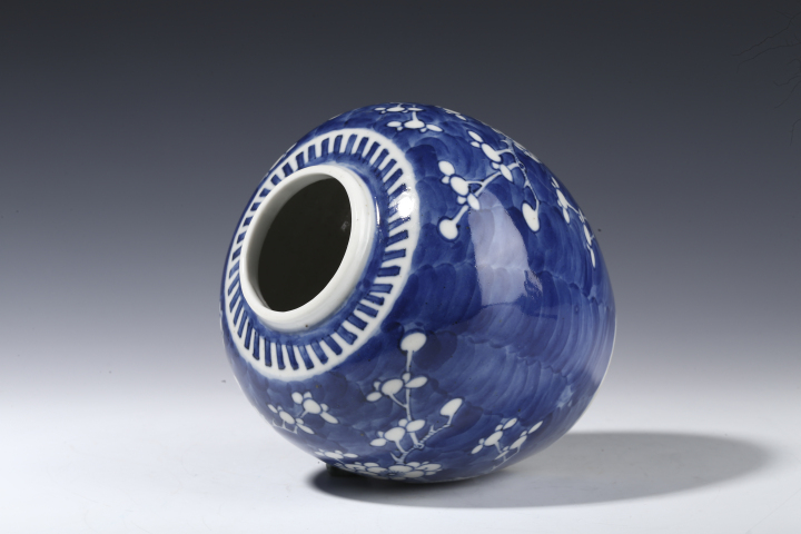 古玩陶瓷清光緒·青花留白冰梅紋罐拍賣，當前價格1800元