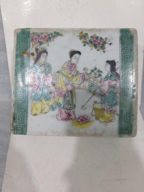 古玩陶瓷民國(guó)粉彩美女圖脈診拍賣，當(dāng)前價(jià)格600元