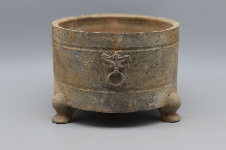 古玩陶瓷漢代三鋪首銜環弦紋三足奩（三鋪首銜環）拍賣，當前價格3500元