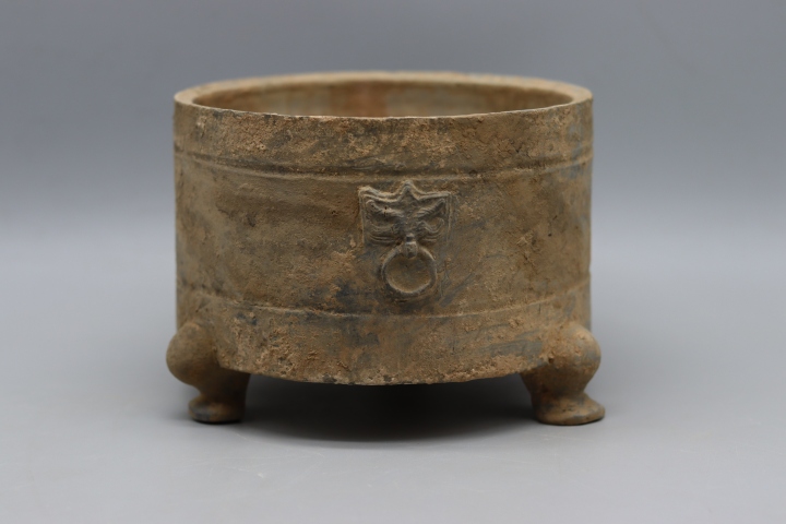 古玩陶瓷漢代三鋪首銜環弦紋三足奩（三鋪首銜環）拍賣，當前價格3500元