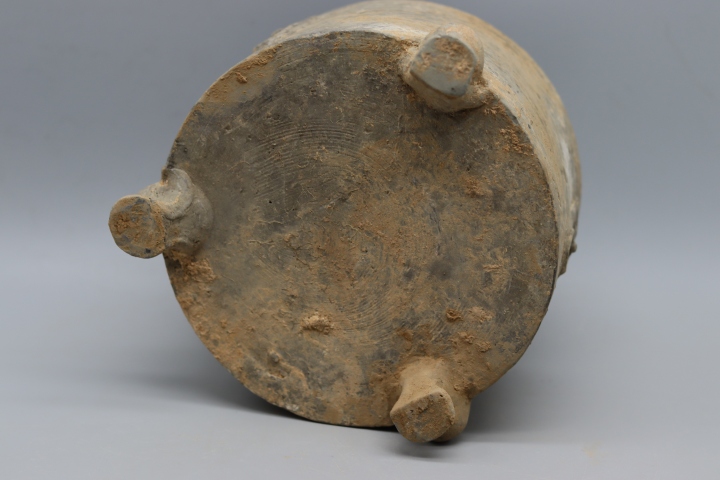 古玩陶瓷漢代三鋪首銜環弦紋三足奩（三鋪首銜環）拍賣，當前價格3500元