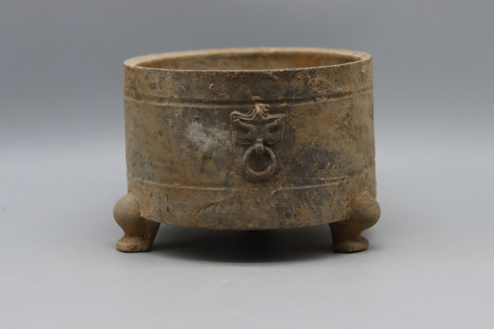 古玩陶瓷漢代三鋪首銜環弦紋三足奩（三鋪首銜環）拍賣，當前價格3500元