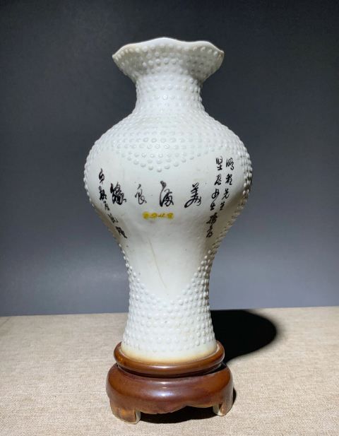 古玩陶瓷（民國）通透漂亮白釉珍珠地綠彩竹葉詩紋花口瓶拍賣，當前價格1888元