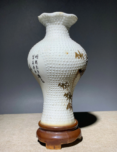 古玩陶瓷（民國）通透漂亮白釉珍珠地綠彩竹葉詩紋花口瓶拍賣，當前價格1888元