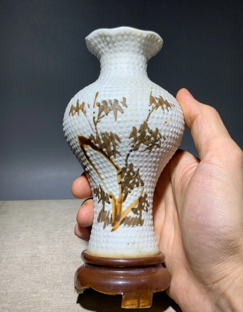 古玩陶瓷（民國）通透漂亮白釉珍珠地綠彩竹葉詩紋花口瓶拍賣，當前價格1888元