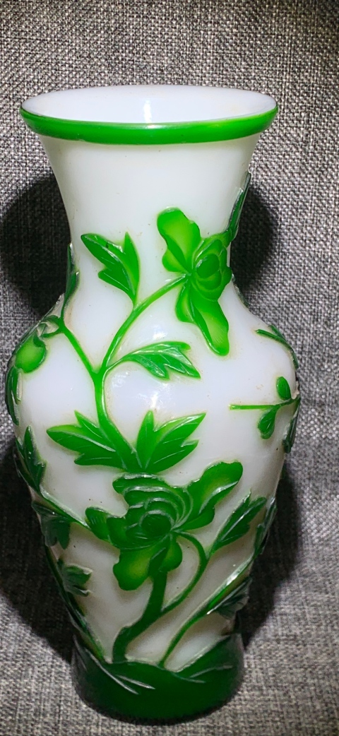 古玩陶瓷【望月樓】晚清料器套色刻花卉觀音瓶拍賣，當前價格4800元