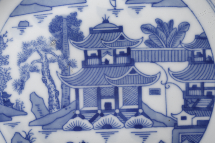 古玩陶瓷晚清民國·青花亭臺樓閣山水紋盤拍賣,當前價格1500元