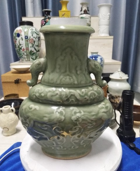 古玩陶瓷民國乾隆款青釉印花雙象鼻耳瓶拍賣，當前價格8800元