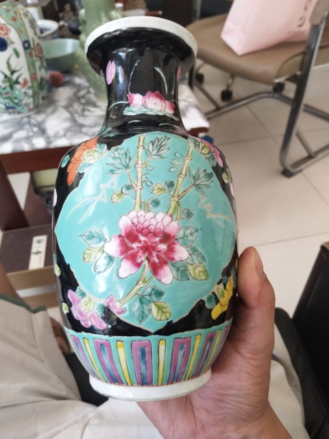 古玩陶瓷墨地粉彩開窗花卉瓶拍賣,當前價格1300元