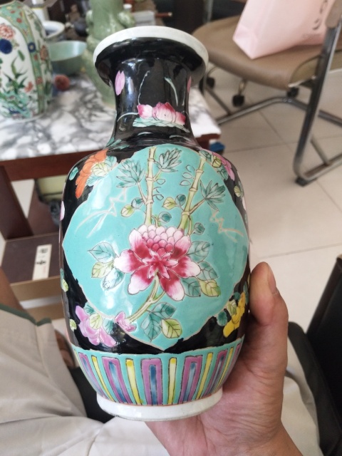 古玩陶瓷墨地粉彩開窗花卉瓶拍賣,當前價格1300元