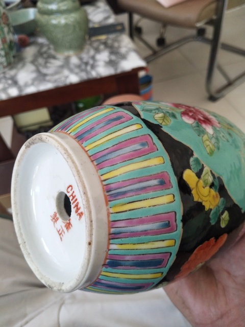 古玩陶瓷墨地粉彩開窗花卉瓶拍賣,當前價格1300元