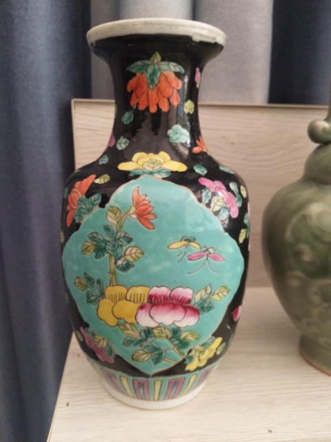 古玩陶瓷墨地粉彩開窗花卉瓶拍賣,當前價格1300元