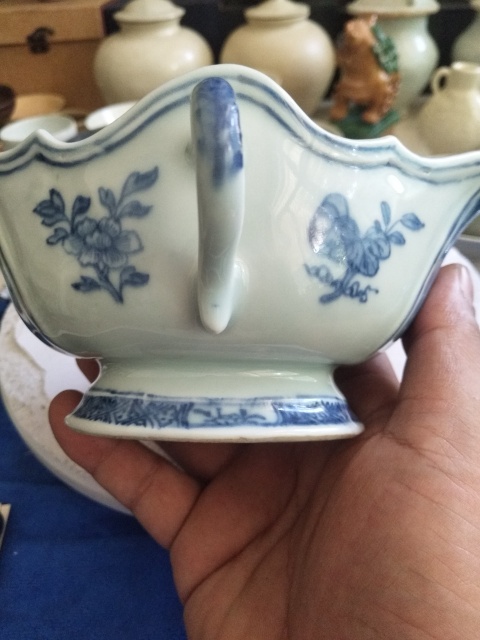 古玩陶瓷清乾隆洞石花卉紋青花船型杯拍賣，當前價格4600元