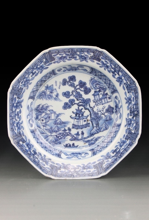 古玩陶瓷6733】清雍正~乾隆  青花山水樓閣圖八邊盤拍賣，當前價格2300元