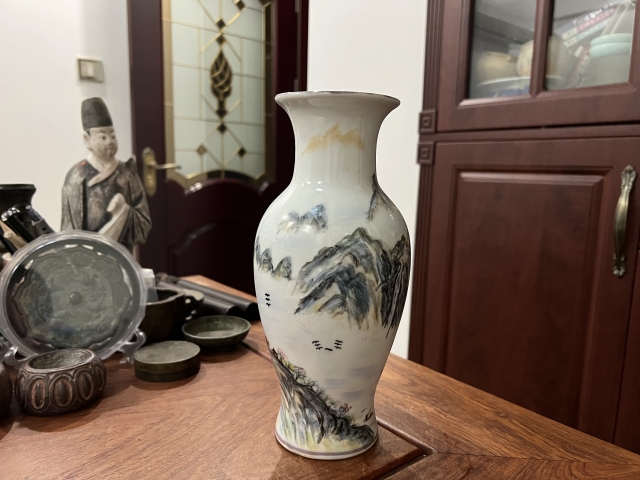 古玩陶瓷手繪山水紋觀音瓶拍賣，當(dāng)前價(jià)格399元