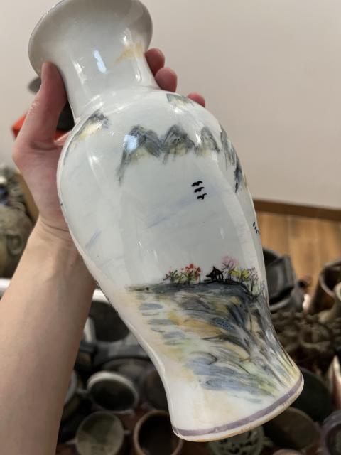 古玩陶瓷手繪山水紋觀音瓶拍賣，當(dāng)前價(jià)格399元