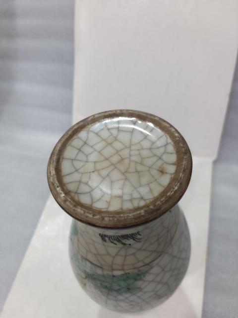 古玩陶瓷六十至八十年代仕女紋哥釉觀音瓶拍賣，當前價格780元