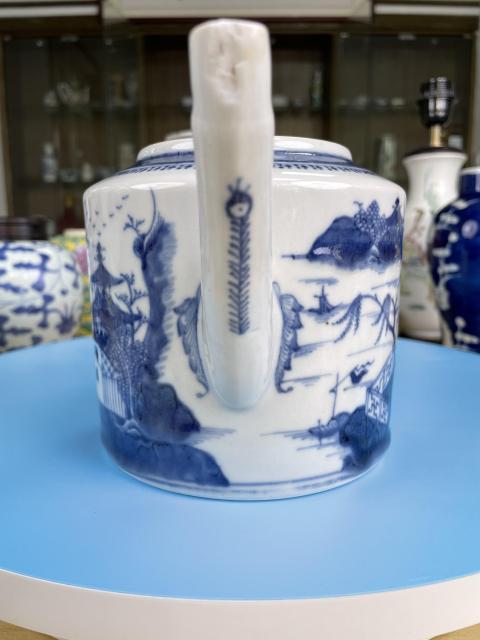 古玩陶瓷清乾隆 精品青花山水人物紋大茶壺拍賣,當前價格750元