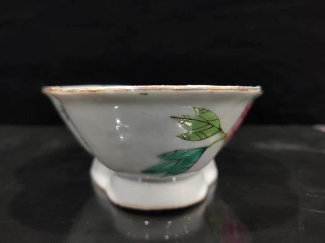 古玩陶瓷清晚期淺降油彩花鳥(niǎo)供盤(pán)拍賣(mài)，當(dāng)前價(jià)格1580元