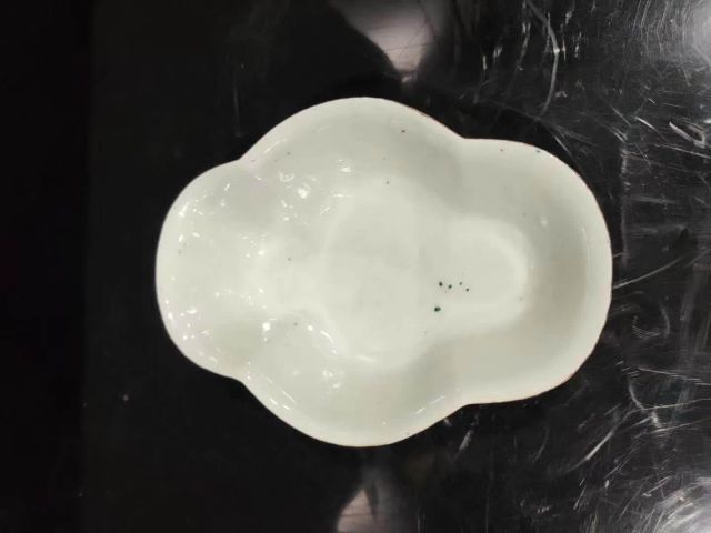 古玩陶瓷清晚期淺降油彩花鳥(niǎo)供盤(pán)拍賣(mài)，當(dāng)前價(jià)格1580元
