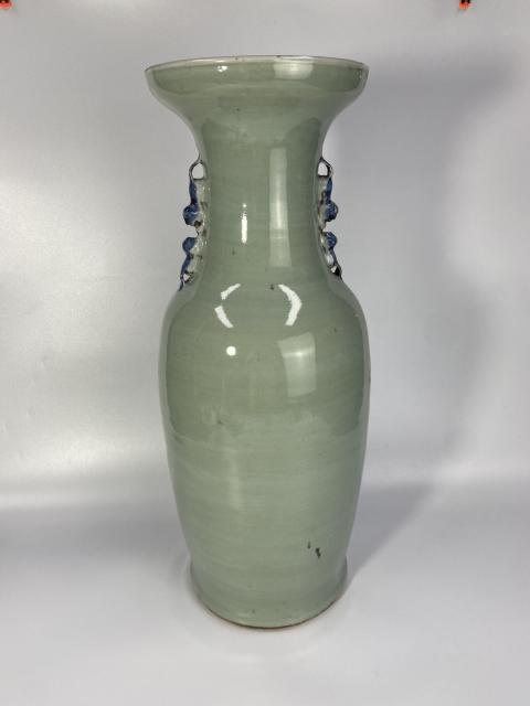 域鉴古玩】清晚期·豆青釉青花双凤纹双耳瓶拍卖价格/图片/值多少钱