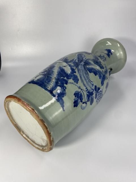 域鉴古玩】清晚期·豆青釉青花双凤纹双耳瓶拍卖价格/图片/值多少钱
