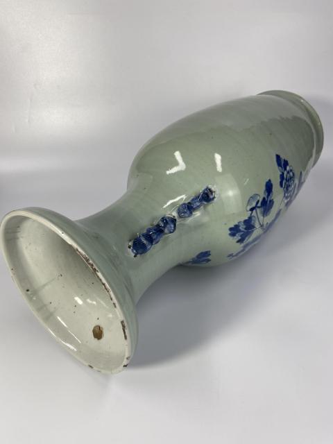 域鉴古玩】清晚期·豆青釉青花双凤纹双耳瓶拍卖价格/图片/值多少钱