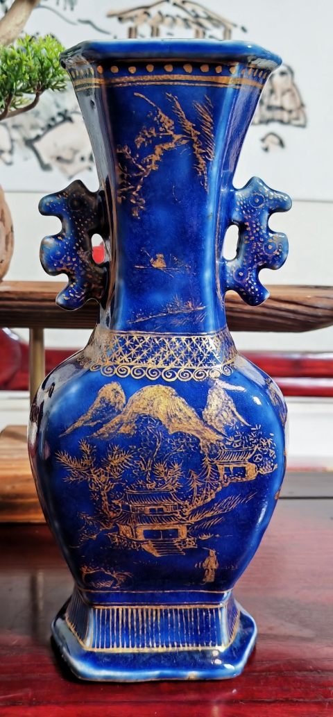 域鉴古玩】清乾隆霁蓝釉描金山水纹六方瓶鉴定结果_清乾隆霁蓝釉