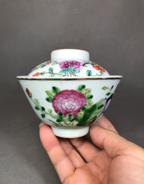 古玩陶瓷(清晚期)(畫工精美細路)粉彩花卉紋蓋碗拍賣,當前價格0元