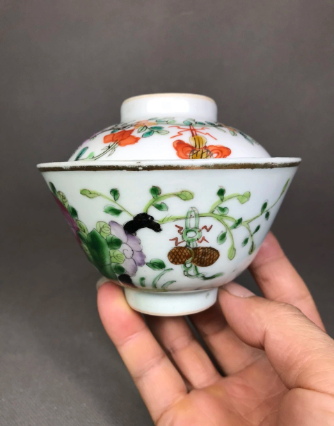 古玩陶瓷(清晚期)(畫工精美細路)粉彩花卉紋蓋碗拍賣,當前價格0元