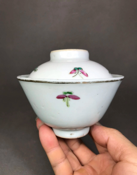 古玩陶瓷(清晚期)(畫工精美細路)粉彩花卉紋蓋碗拍賣,當前價格0元