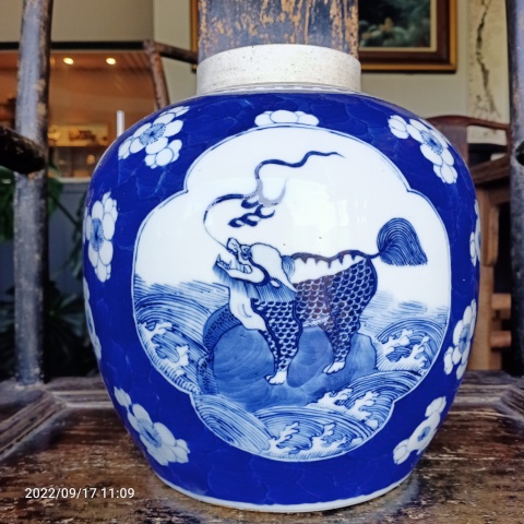 古玩陶瓷晚清青花留白梅紋開光瑞獸紋青花罐拍賣，當前價格6666元