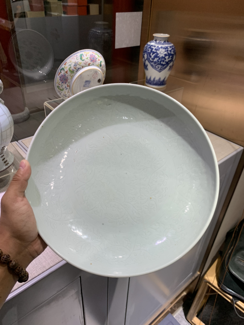 古玩陶瓷白釉暗刻花卉紋大盤拍賣，當(dāng)前價格15800元