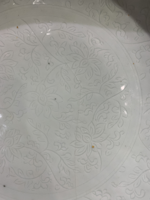 古玩陶瓷白釉暗刻花卉紋大盤拍賣，當(dāng)前價格15800元