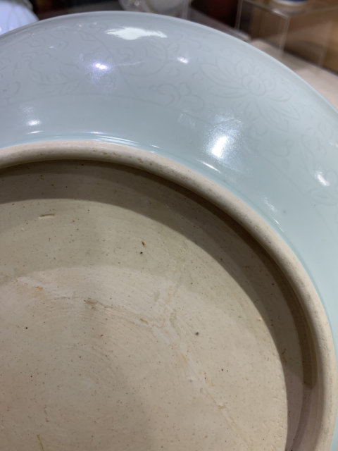 古玩陶瓷白釉暗刻花卉紋大盤拍賣，當(dāng)前價格15800元