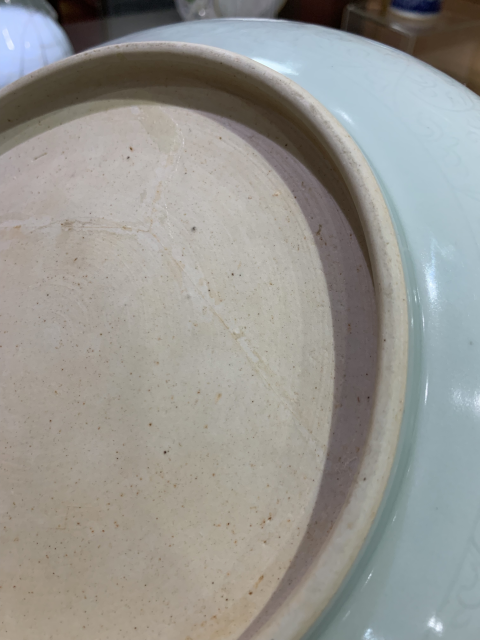 古玩陶瓷白釉暗刻花卉紋大盤拍賣，當(dāng)前價格15800元
