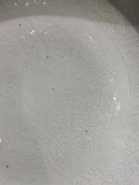 古玩陶瓷白釉暗刻花卉紋大盤拍賣，當(dāng)前價格15800元