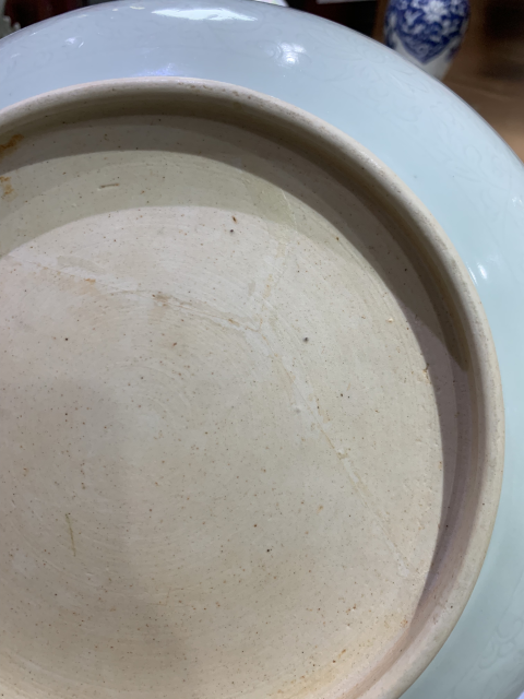 古玩陶瓷白釉暗刻花卉紋大盤拍賣，當(dāng)前價格15800元