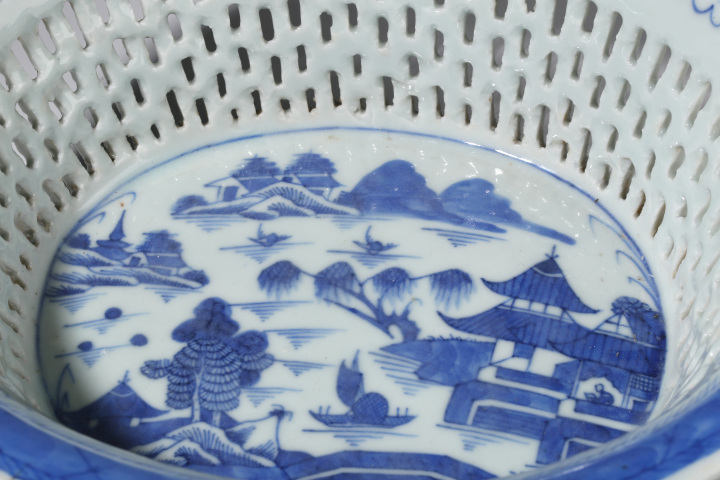 古玩陶瓷清中·青花山水紋果盤拍賣，當(dāng)前價格2900元